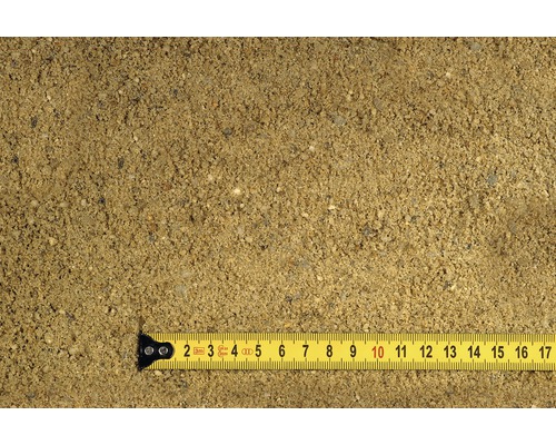 Sand mit einem gelben Messband zur Größenanzeige