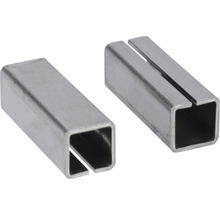 Zwei metallfarbene Vierkantrohre mit Schlitz