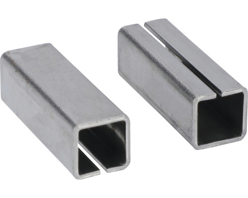Zwei metallfarbene Vierkantrohre mit Schlitz