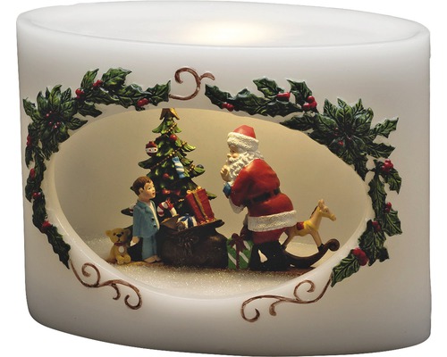 Dekorative LED-Kerze mit Weihnachtsmann, Weihnachtsbaum, Kind und Geschenken als festliche Dekoration.