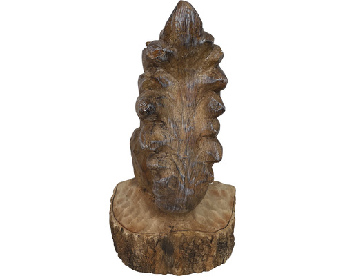 Holzfigur in Form einer Tannenzapfen auf einem Sockel
