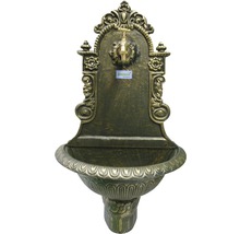 Gartenbrunnen mit Wasserhahn und verzierter Rückwand