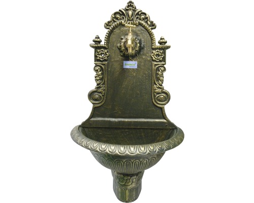 Gartenbrunnen mit Wasserhahn und verzierter Rückwand