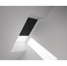 Dachfenster mit Verdunkelungsrollo im Interieur