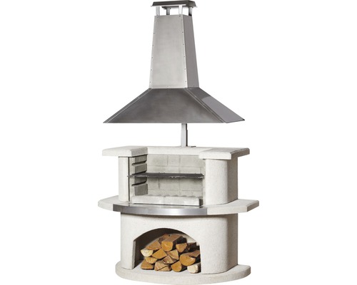 Grillkamin mit Rauchabzug und Holzscheiten