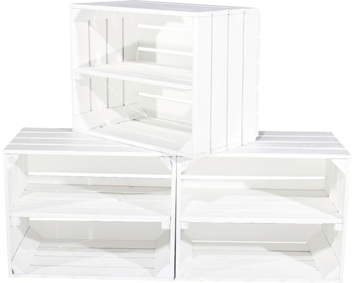 Drei weiße Holzkisten als Regalsystem