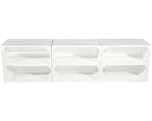 Drei weiße Holzkisten als Regal