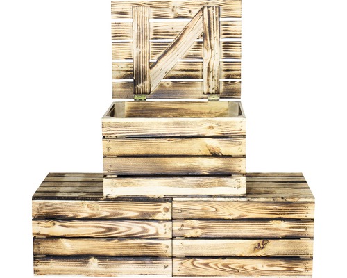 Holzkiste mit Deckel auf zwei Holzkisten