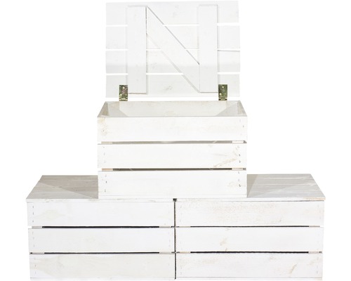 Weiße Holzkiste mit Deckel auf zwei weißen Holzkisten