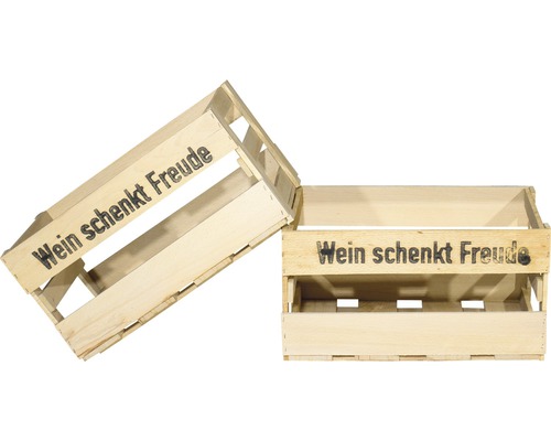 Zwei Holzkisten mit dem Aufdruck ''Wein schenkt Freude''