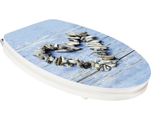 Toilettendeckel mit Herzmotiv aus Strandgut auf blauem Holz