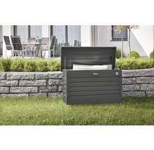 Geöffnete Aufbewahrungsbox im Garten mit Gartenmöbeln im Hintergrund