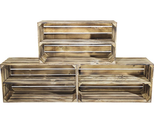 Drei Holzkisten als Regalelement gestapelt