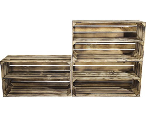 Drei Holzkisten als Regale gestapelt