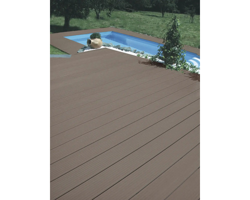 Terrassendielen aus Holz mit Pool und Gartengestaltung