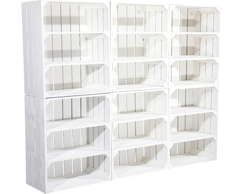 Mehrere weiße Holzkisten, die als Regale gestapelt sind