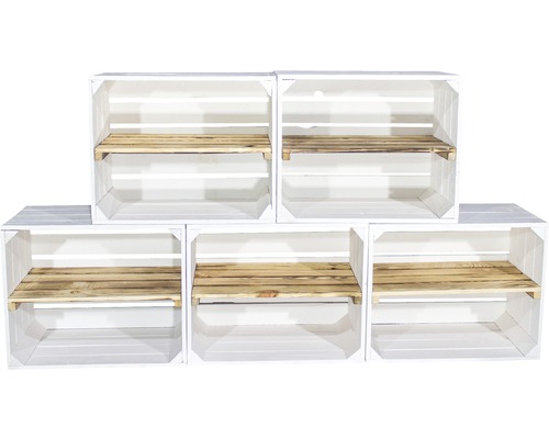 Fünf weiße Holzkisten mit Regalböden gestapelt