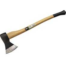 Axt mit Holzstiel und schwarzem Axtkopf