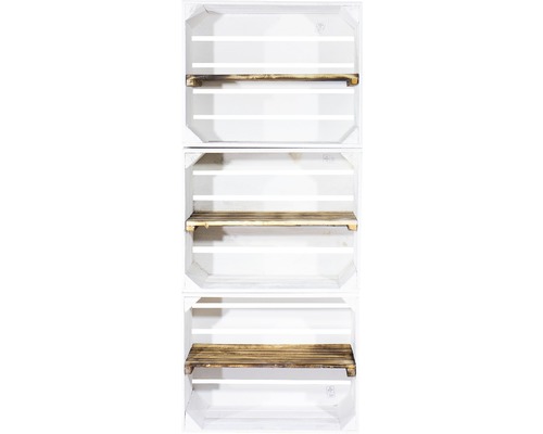 Drei weiße Holzkisten mit Regalböden