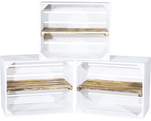 Drei weiße Holzkisten mit Regalböden aus Holz