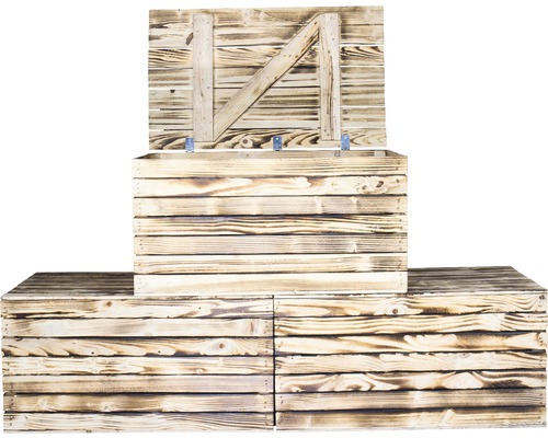 Drei Holzkisten, eine mit offenem Deckel