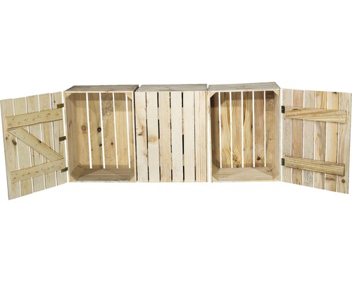 Mehrere Holzkisten, einige davon mit Türen