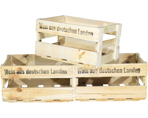 Drei Weinkisten aus Holz mit Aufschrift Wein aus deutschen Landen gestapelt