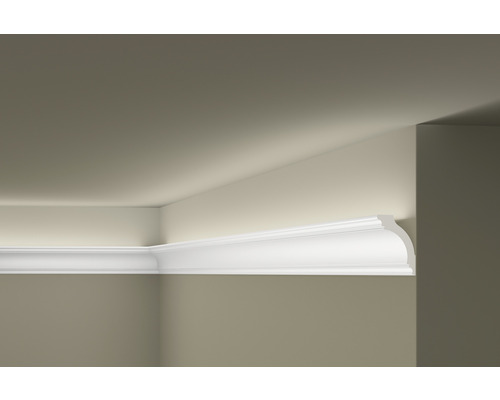 Eckansicht einer weißen Zierleiste an der Decke