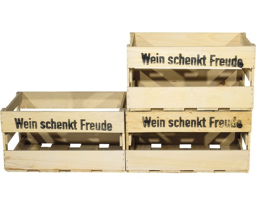 Vier Holzkisten mit dem Aufdruck Wein schenkt Freude, gestapelt