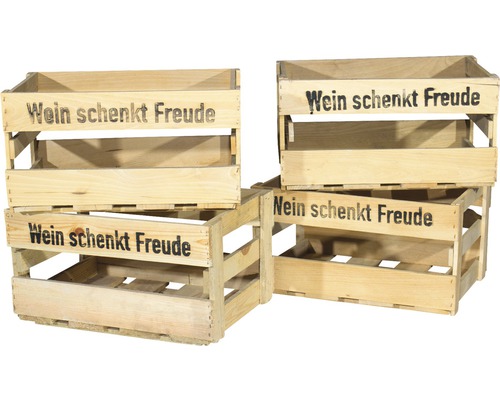 Vier Holzkisten mit dem Aufdruck Wein schenkt Freude gestapelt