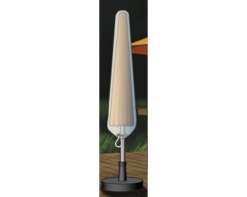 Geschlossener Gartenschirm mit Schutzhülle auf einer Terrasse