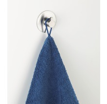 Handtuchhalter aus Metall mit blauem Handtuch