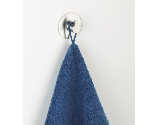 Handtuchhalter aus Metall mit blauem Handtuch