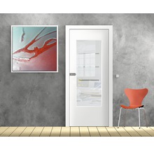 Zimmertür mit Glaseinsatz neben einem Bild und einem Stuhl
