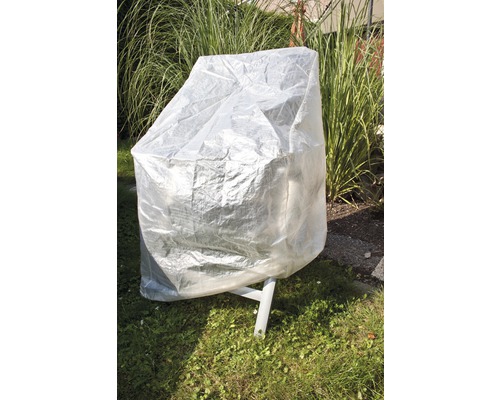 Abgedeckter Gartenstuhl mit transparenter Schutzhülle im Garten