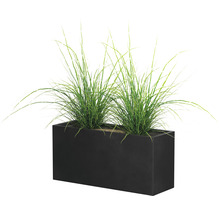 Rechteckiger Blumenkasten mit Bepflanzung