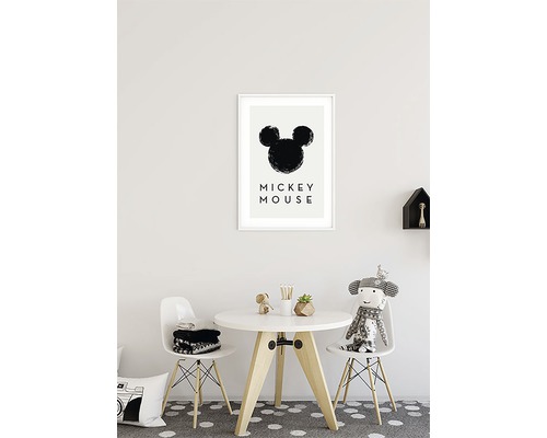 Kinderzimmer mit rundem Tisch, Stühlen und Mickey Mouse Poster an der Wand