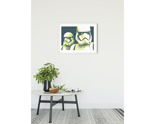 Dekoratives Star Wars-Poster mit Stormtrooper-Motiv in einem Rahmen, arrangiert in einem Raum.