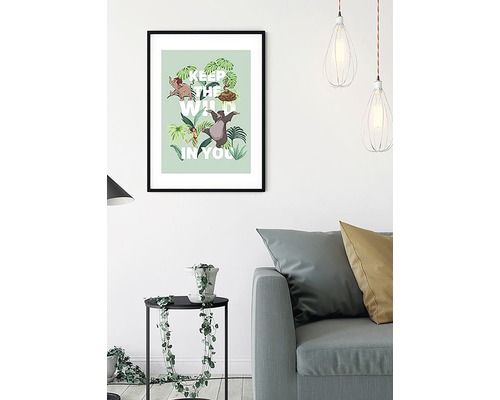 Gerahmtes Dschungelbuch-Poster mit dem Zitat ''Keep the wild in you'' als Dekoration im Wohnzimmer