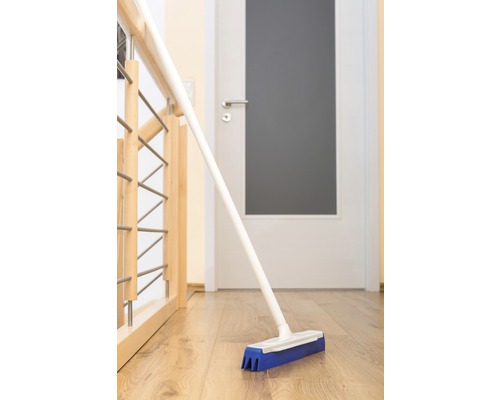 Bodenwischer mit Teleskopstiel auf Holzboden
