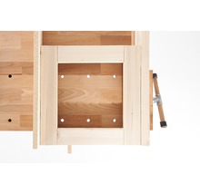 Werkbank Detailansicht mit Schublade und Schraubstock aus Holz