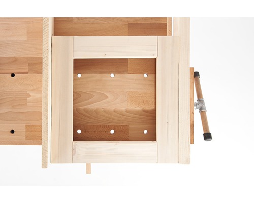 Werkbank Detailansicht mit Schublade und Schraubstock aus Holz