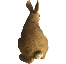 Rückenansicht einer Hasenfigur für den Garten