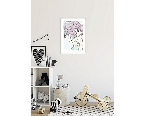 Kinderzimmer mit Wandbild einer Meerjungfrau, Regal, Spielzeug und Holzlaufrad