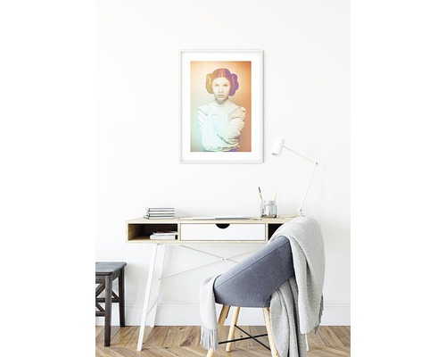 Arbeitszimmer mit Schreibtisch, Stuhl, Lampe und gerahmtem Bild an der Wand