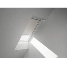 Dachfenster mit Rollo im geschlossenen Zustand