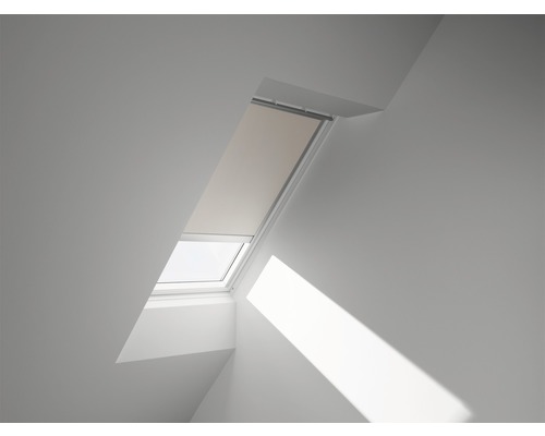 VELUX Verdunkelungsrollo uni hellbeige elektrisch Rahmen aluminium DML F04 1085S Dachfenster mit Rollo im geschlossenen Zustand