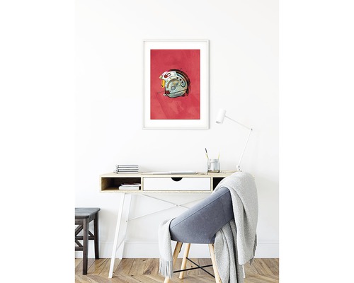 Einrichtungsszene mit Schreibtisch, Stuhl und gerahmtem Poster eines Helms