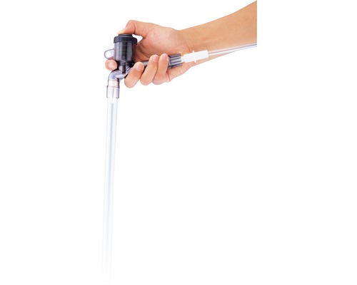 Eine Hand betätigt einen Wasserhahn mit Schlauchanschluss, aus dem Wasser fließt.