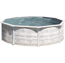 Achtformpool mit Holzverkleidung und Wasserfüllung